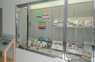 ２階展示架写真